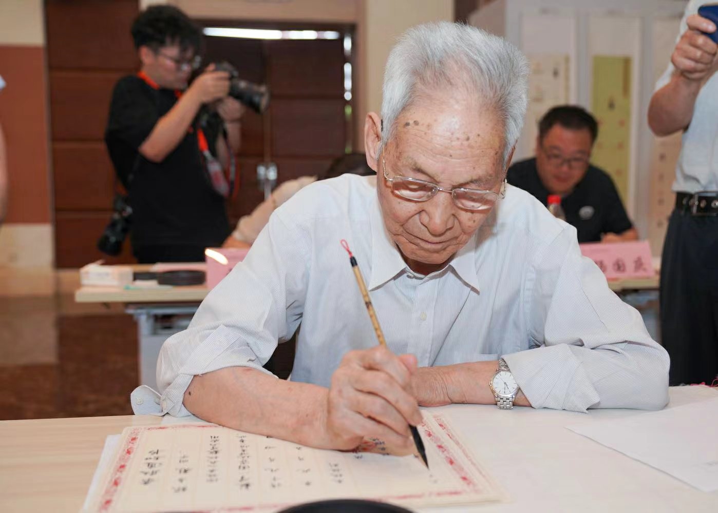 老教授們用毛筆書寫2023級新生錄取通知書。校方供圖