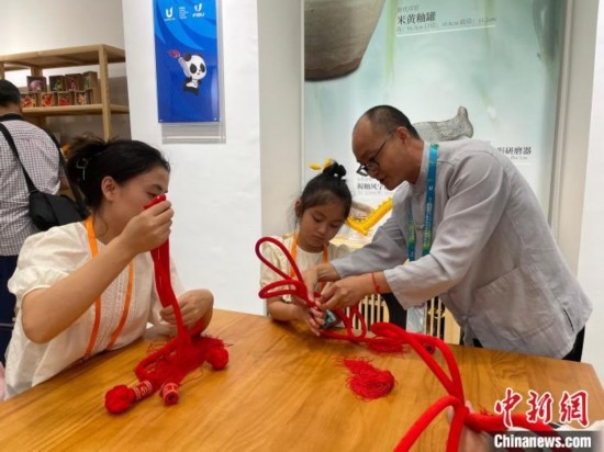 市民體驗(yàn)制作吉祥如意結(jié)。祝歡 攝