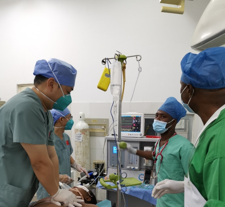 麻醉科李學(xué)斌醫(yī)生和手術(shù)室護(hù)士趙鈺進(jìn)行復(fù)蘇搶救。中國(guó)第二十九批援幾內(nèi)亞醫(yī)療隊(duì)供圖