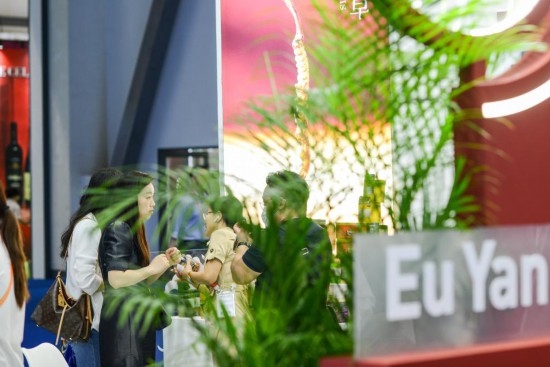 RCEP成員國(guó)企業(yè)亮相第三屆消博會(huì)。2023年4月12日，參觀者在新加坡企業(yè)余仁生的展臺(tái)了解產(chǎn)品。新華社記者王澤聰攝