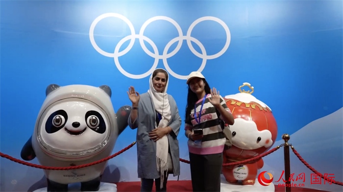 “上合小記者”與2022北京冬奧會(huì)吉祥物合影。實(shí)習(xí)生 方明軒攝