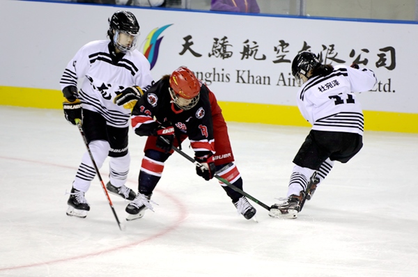 上海隊(duì)田博雅(中)與黑龍江隊(duì)杜宛澤爭(zhēng)搶。人民網(wǎng)記者 胡雪蓉?cái)z