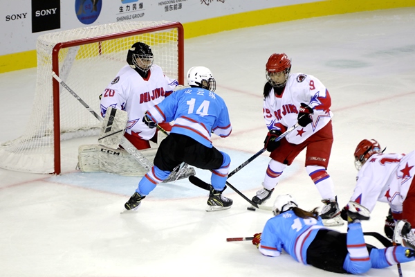 廣東隊(duì)球員與北京隊(duì)球員禁區(qū)混戰(zhàn)。人民網(wǎng)記者 胡雪蓉?cái)z