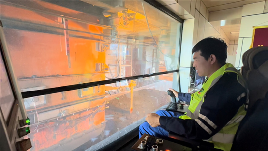 國(guó)家電投內(nèi)蒙古公司南露天煤礦裝車站司機(jī)石繼立的操縱下，一次性60噸的煤炭穩(wěn)穩(wěn)裝入車廂。人民網(wǎng) 金洪花攝
