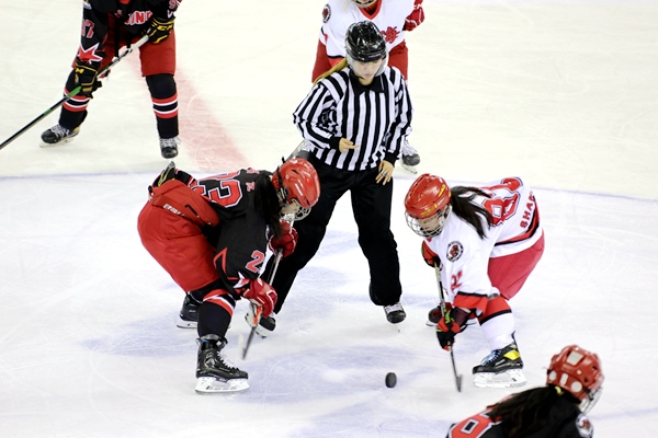 北京隊球員呂悅(左)與上海隊球員黃滟爭球。人民網(wǎng)記者 胡雪蓉攝