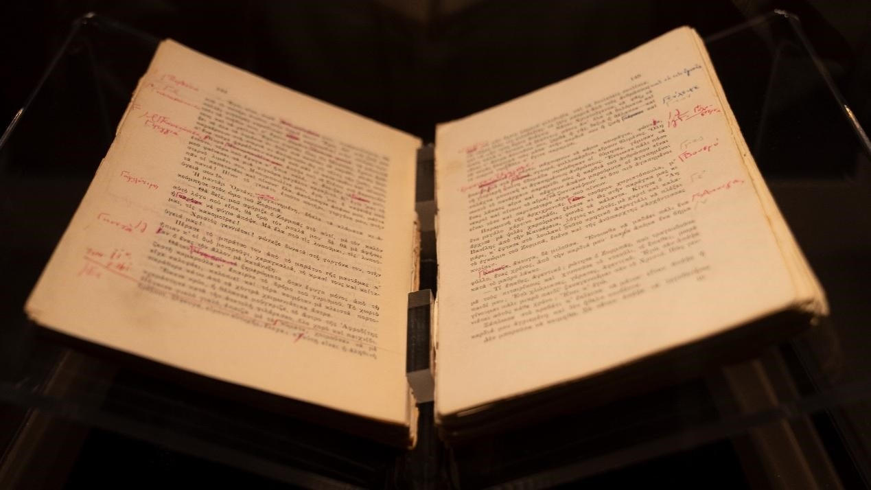 《希臘人左巴》初印后，卡贊扎基斯的修改批注。人民網(wǎng)記者 葛泰佚攝