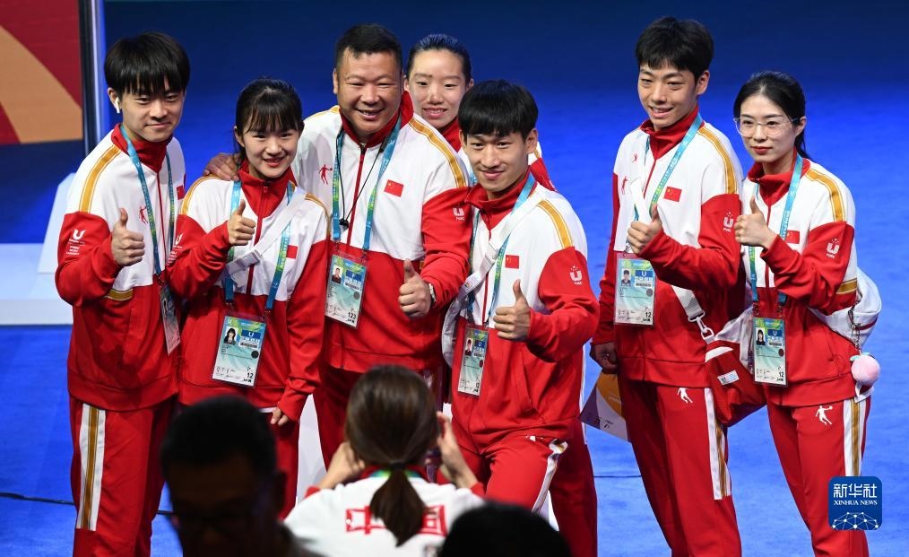 7月22日，中國代表團(tuán)部分成員在歡迎儀式后合影。新華社記者 王曦 攝