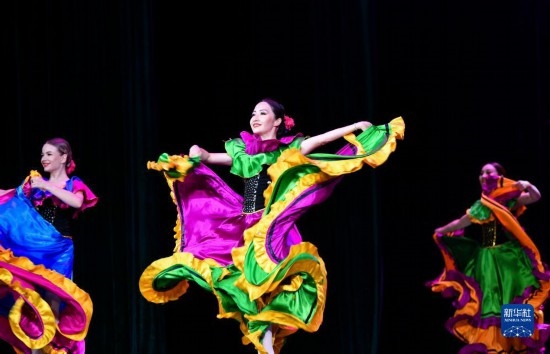 7月21日，哈薩克斯坦薩爾塔納國(guó)家舞蹈團(tuán)的演員在演出。