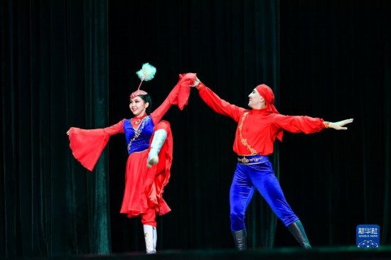 7月21日，哈薩克斯坦薩爾塔納國(guó)家舞蹈團(tuán)的演員在演出。