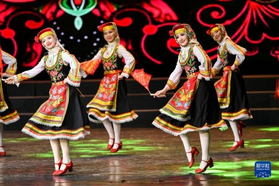 7月21日，哈薩克斯坦薩爾塔納國(guó)家舞蹈團(tuán)的演員在演出。