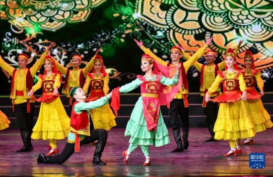 7月21日，哈薩克斯坦薩爾塔納國(guó)家舞蹈團(tuán)的演員在演出。