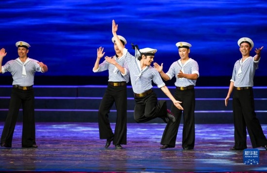 7月21日，哈薩克斯坦薩爾塔納國(guó)家舞蹈團(tuán)的演員在演出。