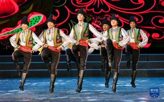 7月21日，哈薩克斯坦薩爾塔納國(guó)家舞蹈團(tuán)的演員在演出。