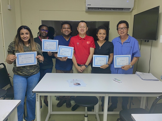 醫(yī)療隊成員與部分學員合影。第18期援圭亞那醫(yī)療隊供圖