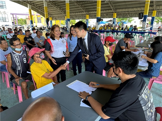 中方與菲方一道將中國援菲化肥分發(fā)至菲農(nóng)戶手中。中國駐菲律賓大使館供圖