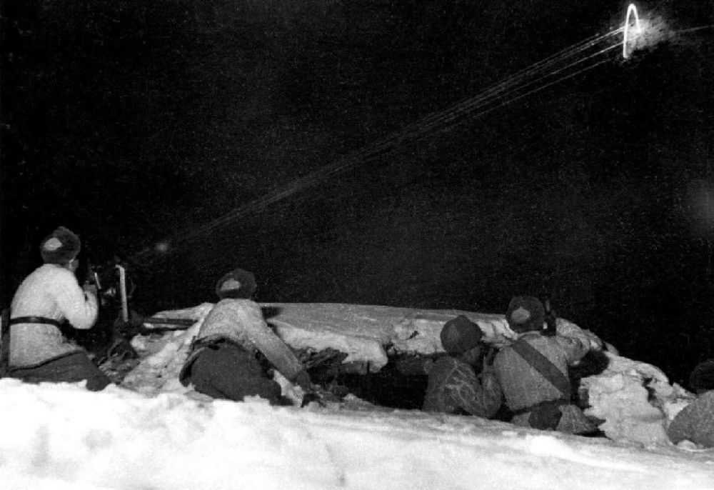  ↑1950年12月，在朝鮮長津湖，中國人民志愿軍第27軍連隊(duì)機(jī)槍手向美軍陣地射擊。新華社發(fā)（張崇岫 攝）