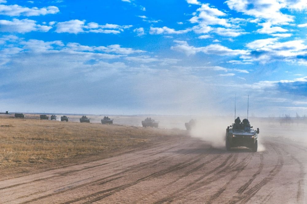 ↑陸軍第81集團(tuán)軍某旅“松骨峰特功連”隨所在營進(jìn)行長途機(jī)動（2022年4月12日攝）。新華社發(fā)（李乃超 攝）