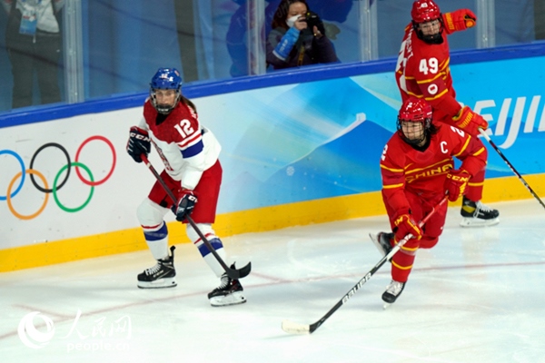 于柏巍(前右)在北京冬奧會女子冰球比賽中。人民網(wǎng)記者 胡雪蓉攝