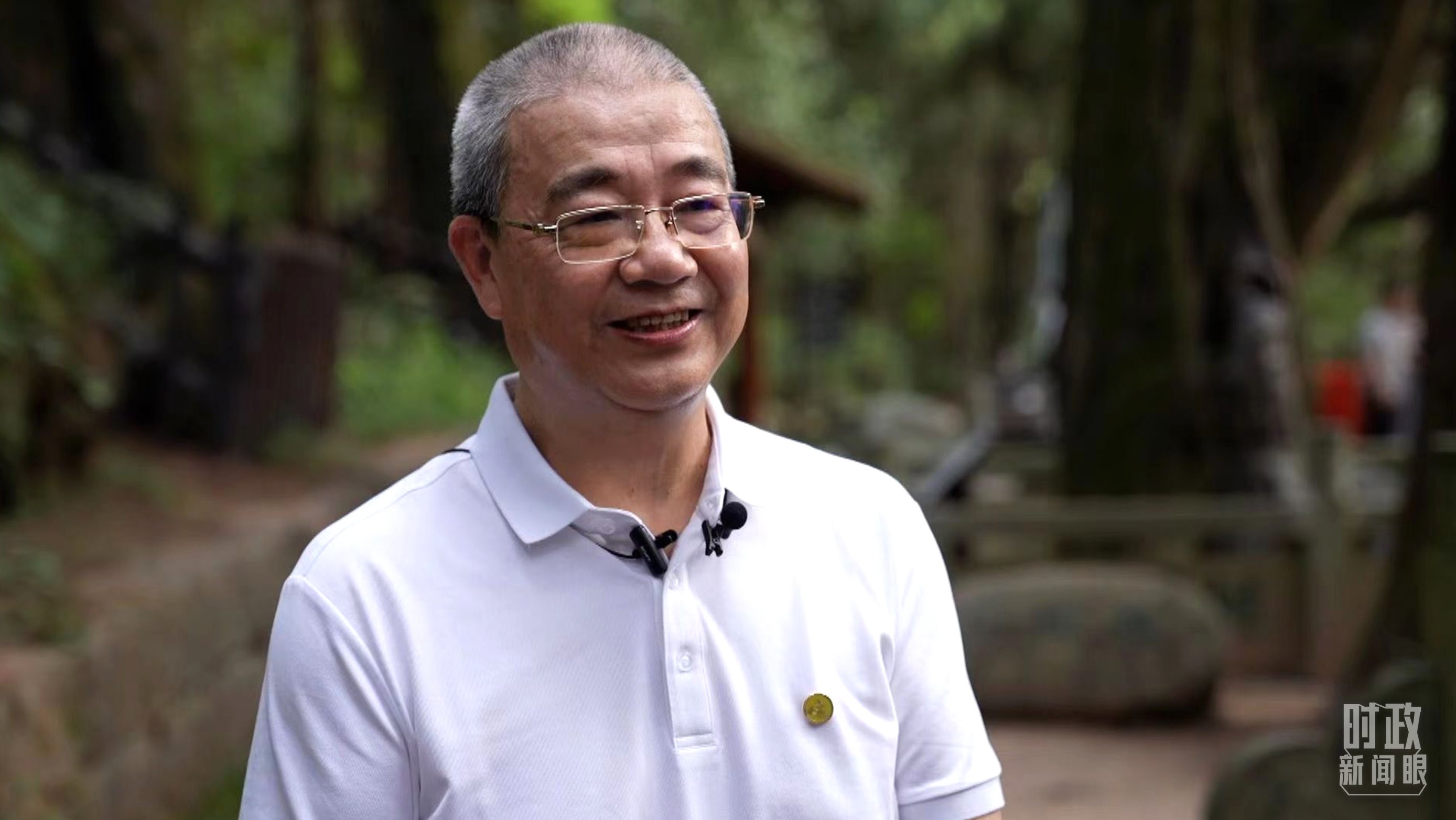 △廣元蜀道文化研究會(huì)蔡?hào)|洲教授。（總臺(tái)央視記者賈林拍攝）