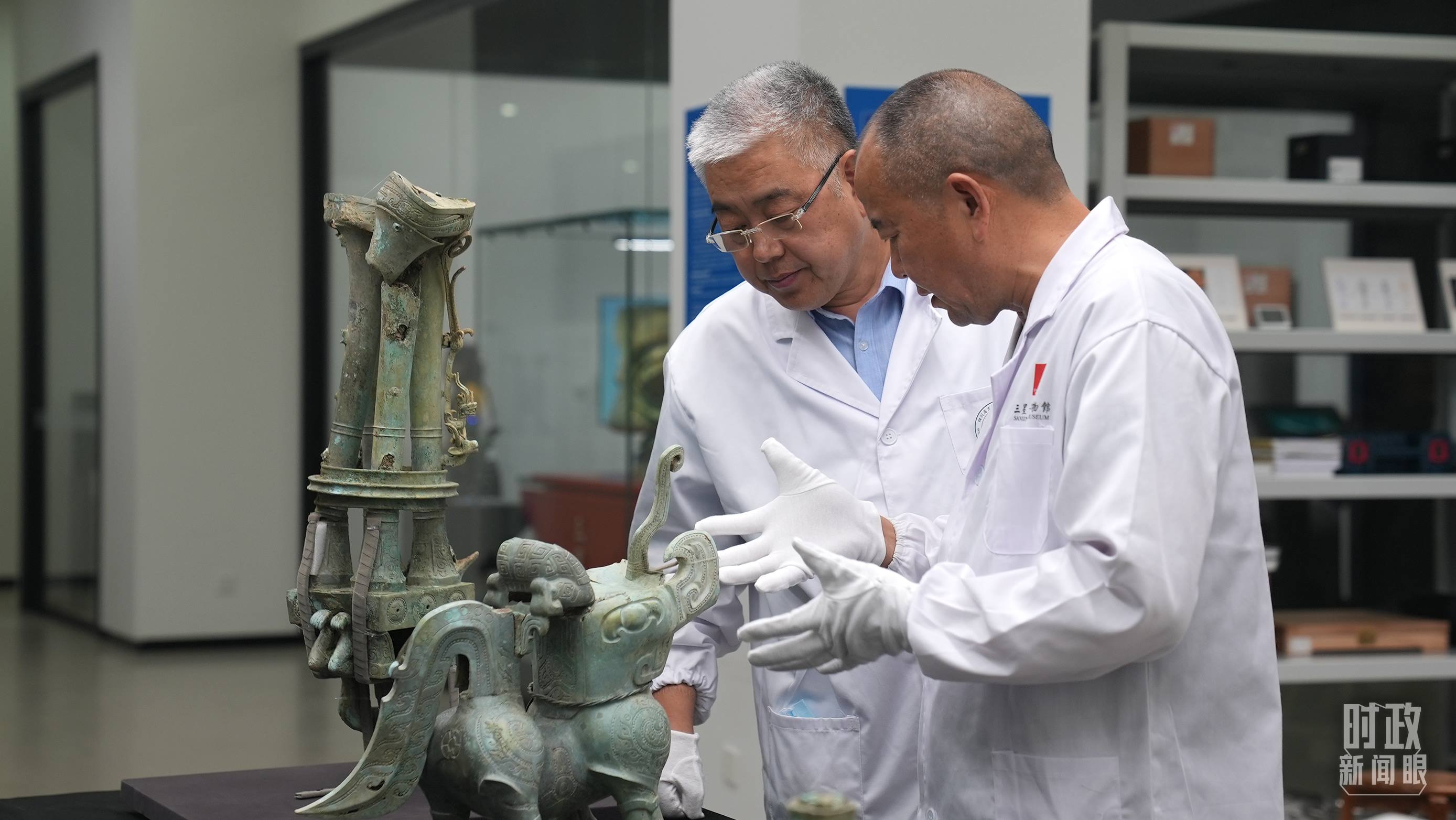 △三星堆文保專家正在就修復(fù)方案進(jìn)行討論。（總臺(tái)央視記者劉琦拍攝）