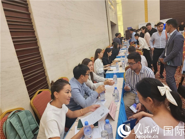 圖為中企代表與哈留華畢業(yè)生現(xiàn)場(chǎng)交流。人民網(wǎng)記者 李強(qiáng)攝