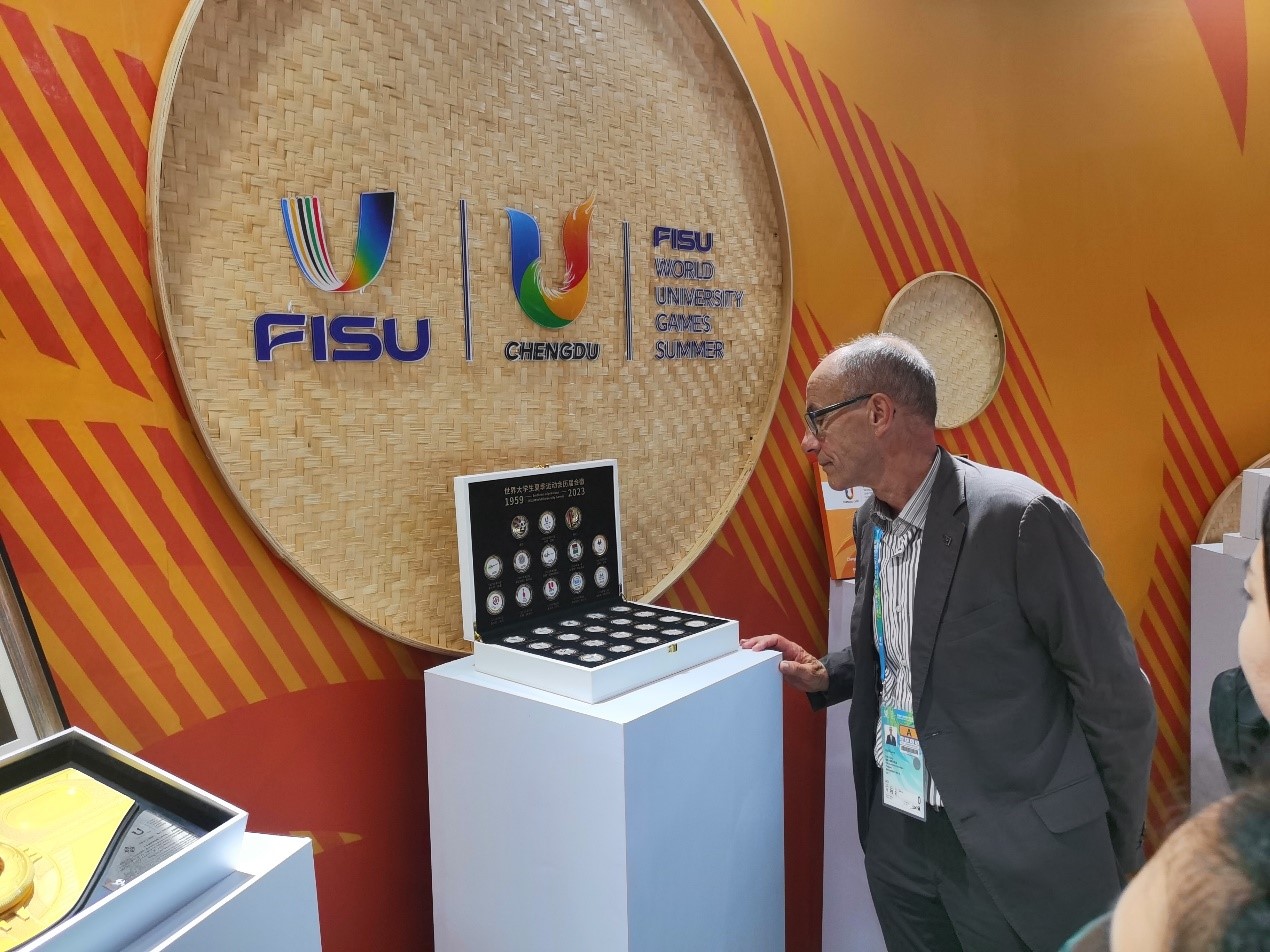 國(guó)際大體聯(lián)代理主席雷諾·艾德參觀大運(yùn)會(huì)特許商品。 人民網(wǎng)記者 楊磊攝