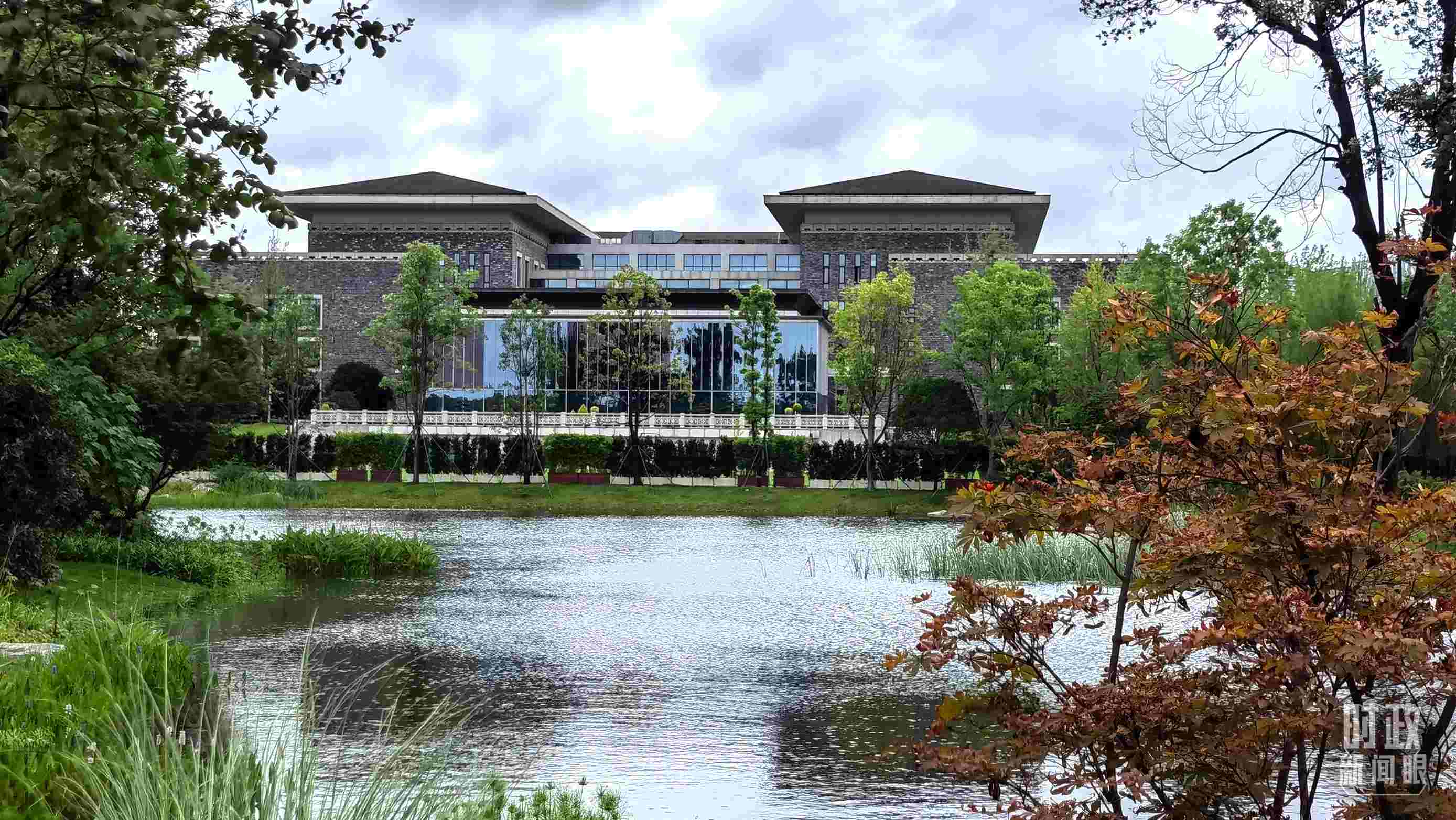 當(dāng)天，中印尼兩國(guó)元首在“錦蓉莊”舉行會(huì)見。（總臺(tái)央視記者韓銳拍攝）