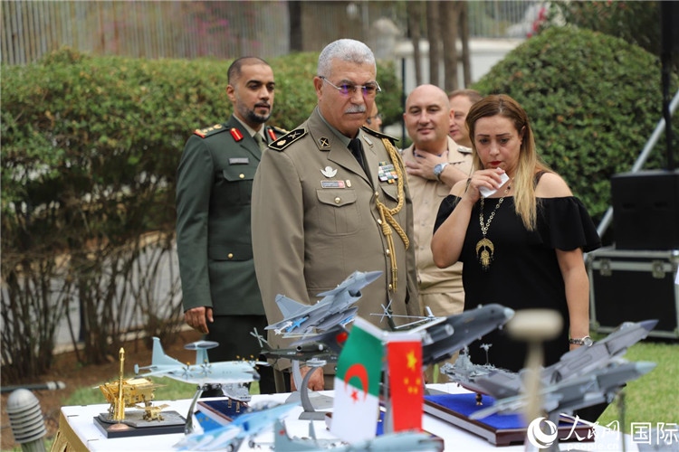 圖為與會嘉賓參觀招待會設置的武器裝備模型展臺。人民網記者 王傳寶攝