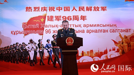 哈國(guó)防部副部長(zhǎng)卡馬列特季諾夫中將發(fā)表致辭。人民網(wǎng)記者 李強(qiáng)攝