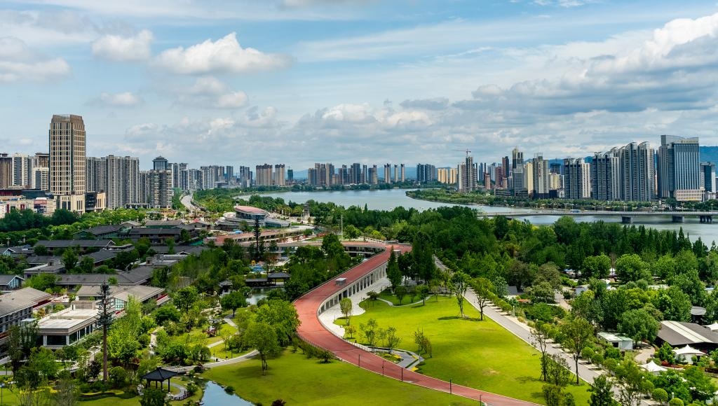 4月30日拍攝的天漢濕地公園景色。新華社發(fā)（李偉 攝）