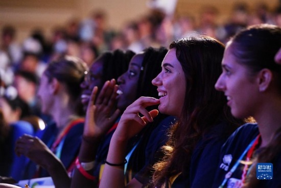 7月29日，外國(guó)運(yùn)動(dòng)員在聯(lián)歡會(huì)現(xiàn)場(chǎng)觀看節(jié)目。新華社記者 張端 攝