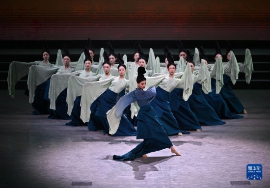 7月29日，演員在聯(lián)歡會(huì)現(xiàn)場(chǎng)表演《只此青綠》。新華社記者 蔡湘鑫 攝