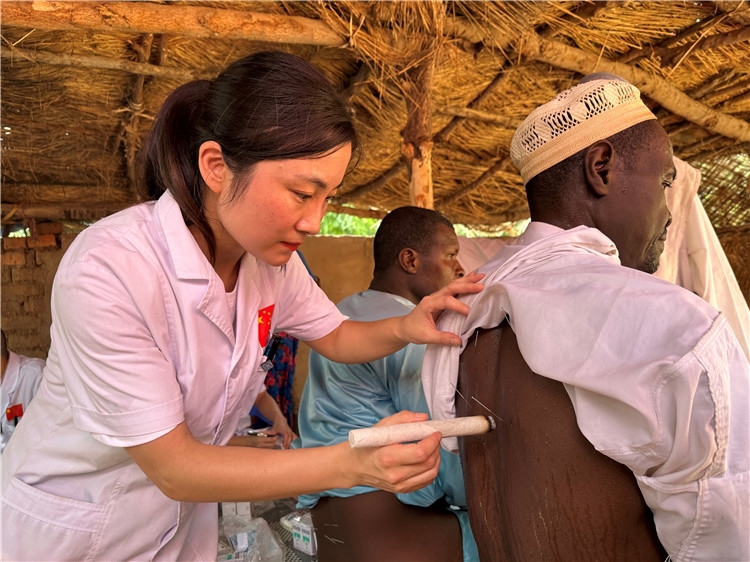 圖為吉安市中心人民醫(yī)院中醫(yī)科副主任醫(yī)師王李妮為患者進(jìn)行針灸治療。中國(guó)駐乍得醫(yī)療隊(duì)提供