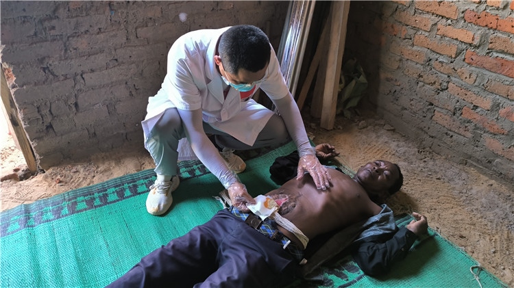 圖為南昌大學(xué)第二附屬醫(yī)院胃腸外科主治醫(yī)師周智勇檢查切口疝患者。中國(guó)駐乍得醫(yī)療隊(duì)供圖