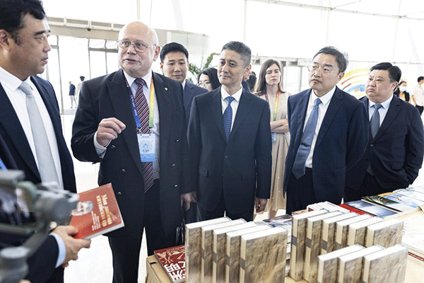 與會嘉賓參觀主題書展。人民畫報社供圖