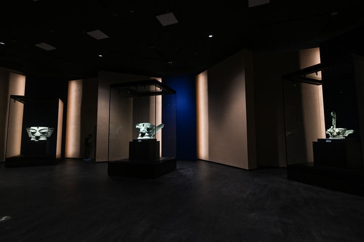 7月26日在三星堆博物館新館拍攝的展品。新華社記者 王曦 攝