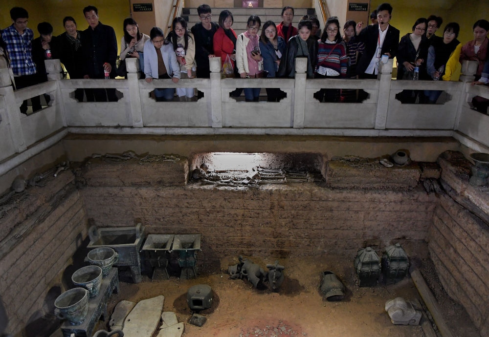 游客在河南安陽(yáng)殷墟宮殿宗廟遺址內(nèi)的婦好墓參觀(guān)（2018年10月12日攝）。新華社記者 李安 攝