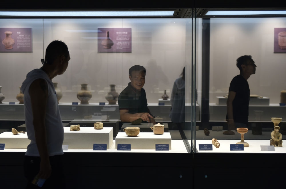 游人在廣西合浦縣漢代文化博物館內(nèi)參觀(guān)（2019年5月24日攝）。新華社記者 魯鵬 攝