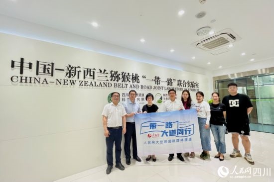 采訪團(tuán)走進(jìn)中國(guó)-新西蘭獼猴桃“一帶一路”聯(lián)合實(shí)驗(yàn)室。人民網(wǎng)記者 朱虹攝