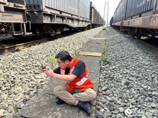 記者在成都北編組站編組場(chǎng)拍攝。人民網(wǎng)記者 王紹紹攝