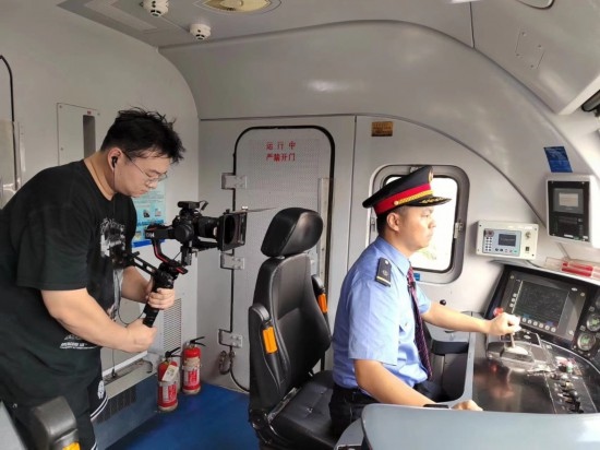 記者采訪中歐班列（成都）首發(fā)司機(jī)仲俊斕。成都機(jī)務(wù)段供圖