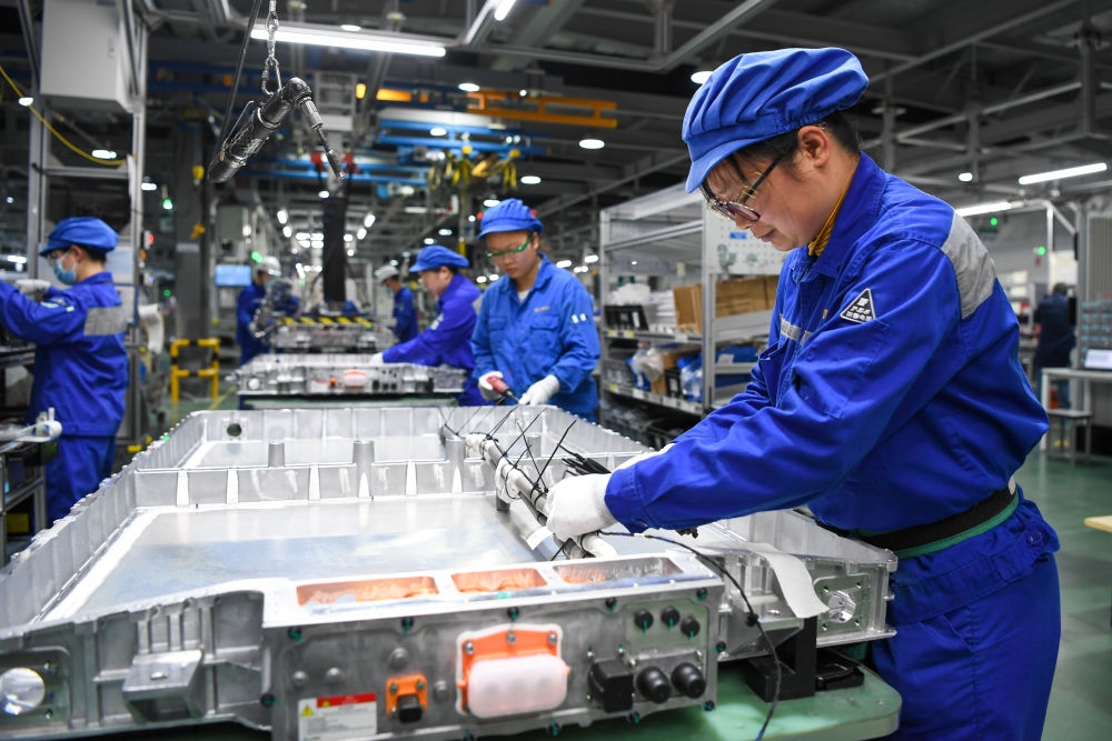 在位于江蘇常州溧陽(yáng)的上汽時(shí)代動(dòng)力電池系統(tǒng)有限公司，工人在車間進(jìn)行電池生產(chǎn)（2023年2月16日攝）。常州市擁有鋰電池電芯及配套生產(chǎn)企業(yè)120余家，動(dòng)力電池產(chǎn)業(yè)2022年實(shí)現(xiàn)產(chǎn)值超1700億元。新華社記者 李博 攝