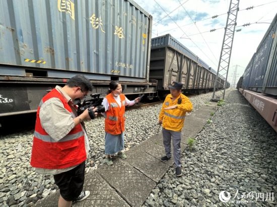 記者采訪中歐班列（成都）首發(fā)班列“專檢小組”組長(zhǎng)劉偉。人民網(wǎng)記者 王波攝