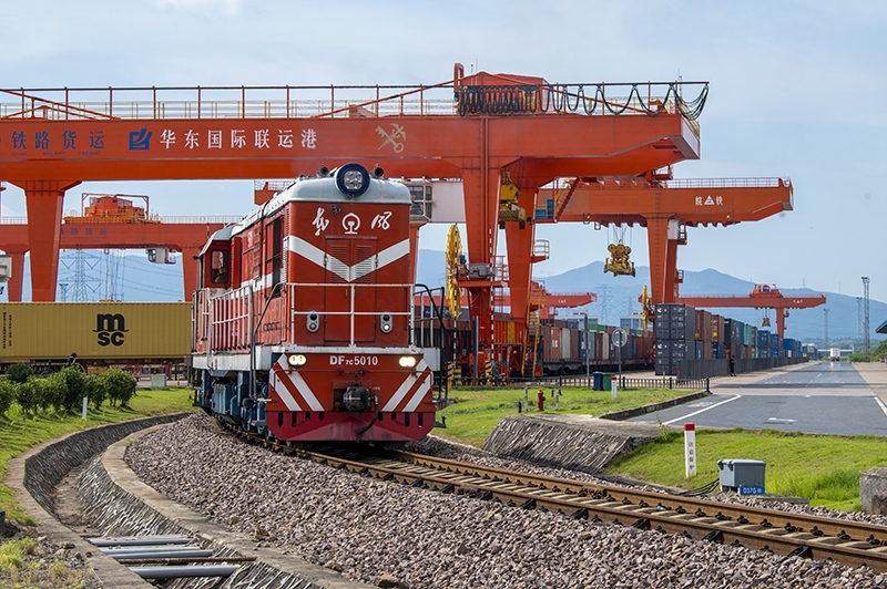 △2023年7月25日，在浙江省金華市華東國際聯(lián)運(yùn)港，一輛“義新歐”中歐班列裝載著110個標(biāo)箱日用百貨、家用電器、家裝材料等貨物，啟程駛向哈薩克斯坦。