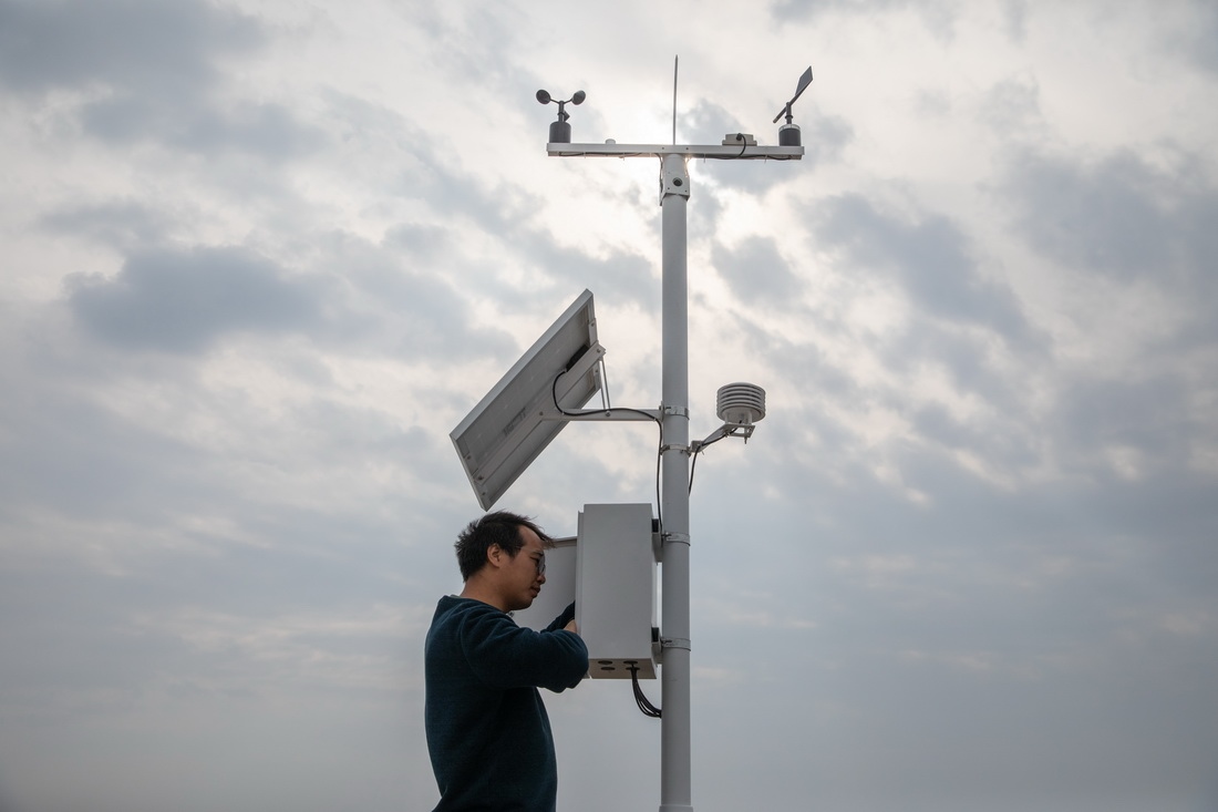 在北大荒集團閆家崗農(nóng)場有限公司農(nóng)業(yè)現(xiàn)代化示范區(qū)，工作人員在調(diào)試氣象設備（4月27日攝）。新華社記者 張濤 攝