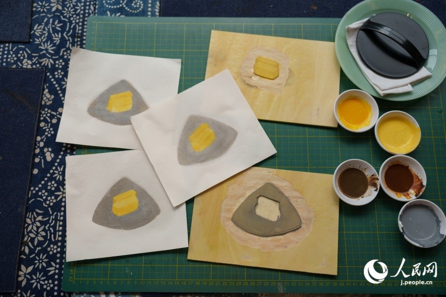 圖為丁未堂創(chuàng)作的木版畫及木版。人民網(wǎng)記者 張若涵攝