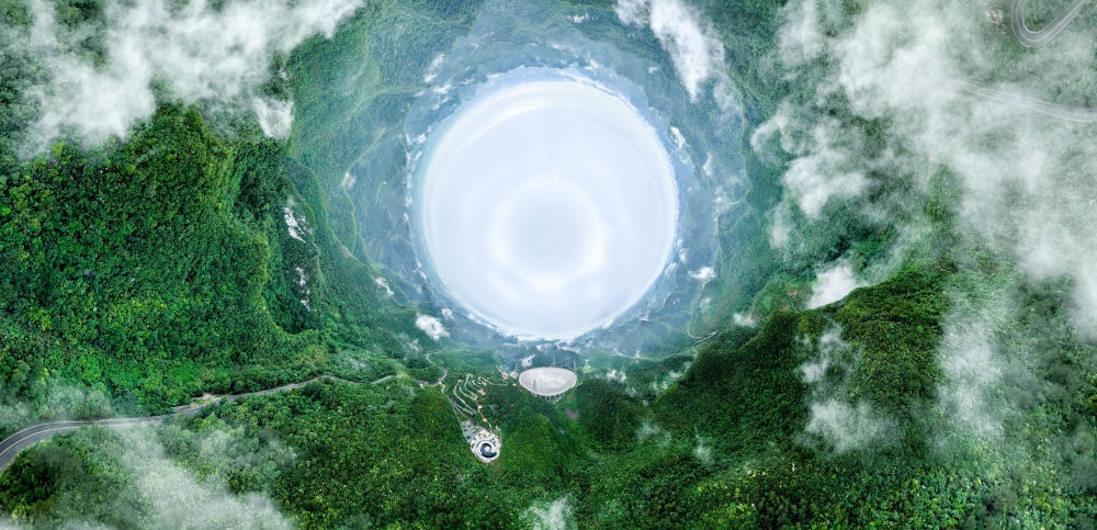 6月22日拍攝的“中國(guó)天眼”全景（維護(hù)保養(yǎng)期間拍攝，無(wú)人機(jī)全景拼接照片）。新華社記者 歐東衢 攝