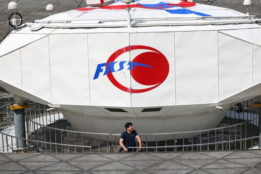 2022年8月25日，F(xiàn)AST運(yùn)行和發(fā)展中心常務(wù)副主任、總工程師姜鵬在饋源艙前（維護(hù)保養(yǎng)期間拍攝）。新華社記者 歐東衢 攝