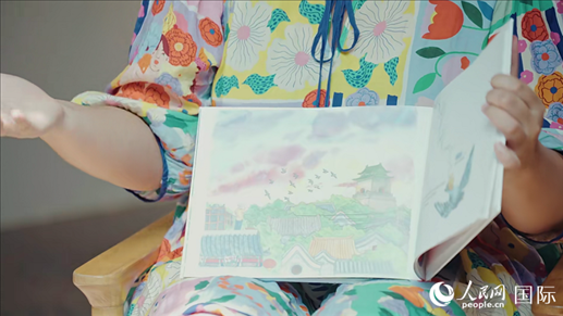 柳芭向人民網(wǎng)記者展示自己的作品。人民網(wǎng) 張若涵攝