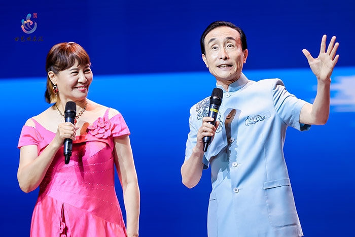 小品表演藝術(shù)家鞏漢林、金珠在演出現(xiàn)場(chǎng)。主辦方供圖